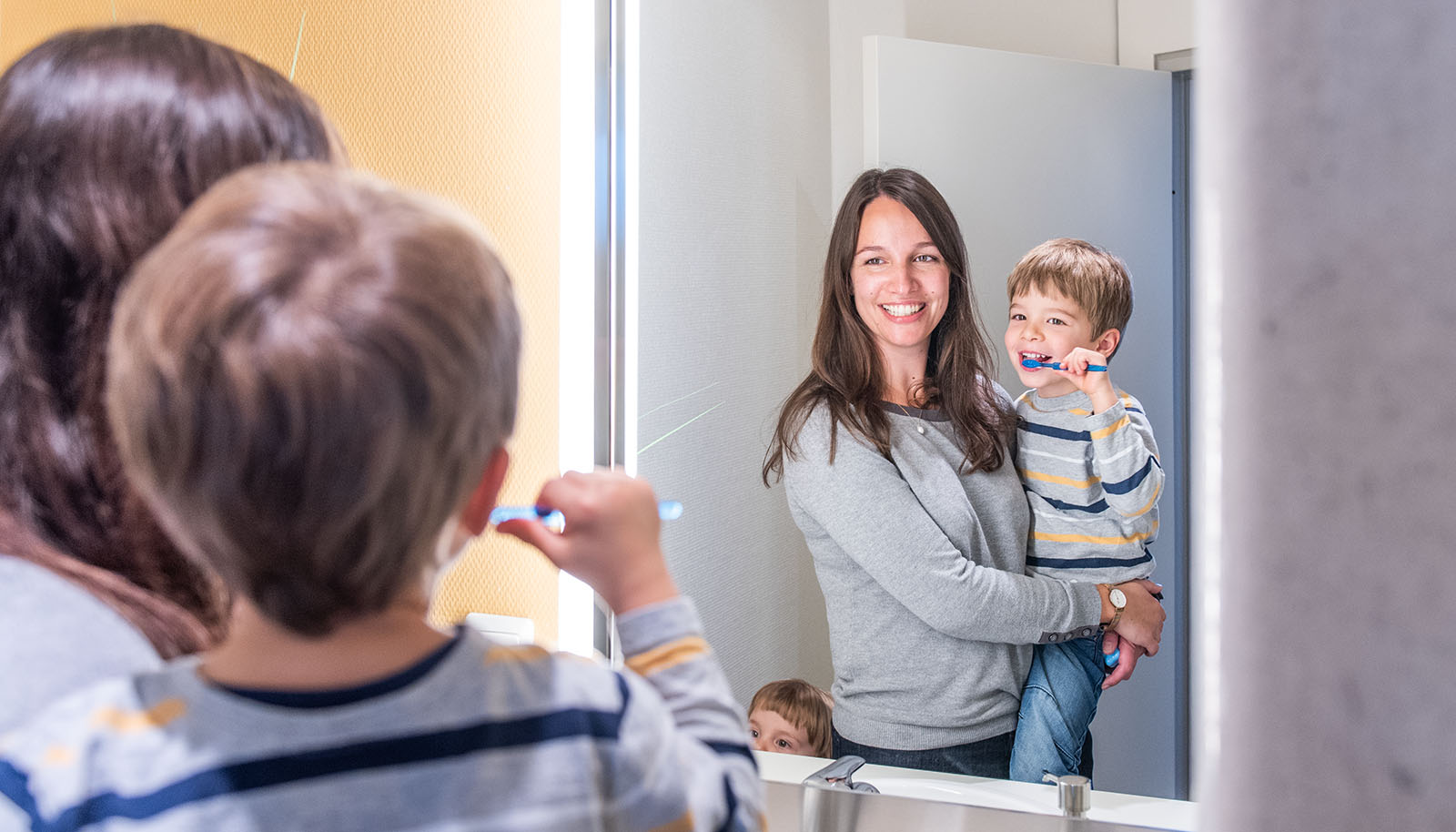 Kinder putzen Zähne mit Mutter in der Praxis